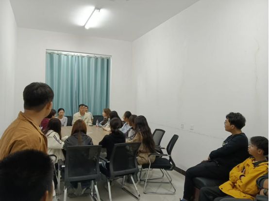 榜样引领促成长 交流互鉴育新风|临床医学院组织新生宿舍长参观“三好宿舍”